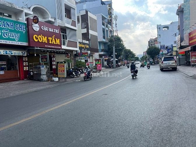 Mặt tiền Thoại Ngọc Hầu ngay ngã 3 Nguyễn Sơn. Dt 4m x 35m. Cấp 4