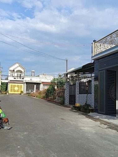 Cần tiền trả nợ bán gấp nhà 1 trệt 1 lầu ở Củ Chi giá 895 triệu.