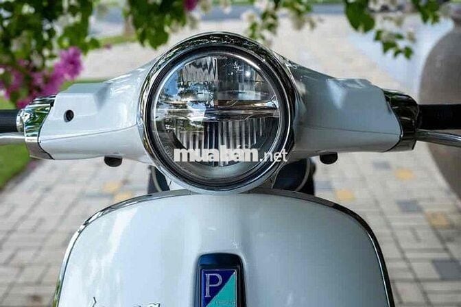 Vespa Primavera Yacth Club