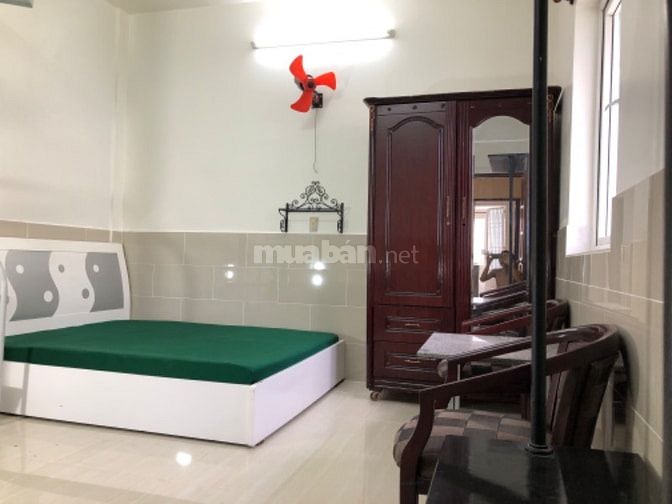 Phòng trọ mới xây,công viên trước mặt,có chỗ để xe hơi,chỗ tiếp khách 