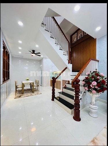 Nhà mới dọn vào ở ngay đường Hoà Hưng. Gần trường Lê Thị Riêng