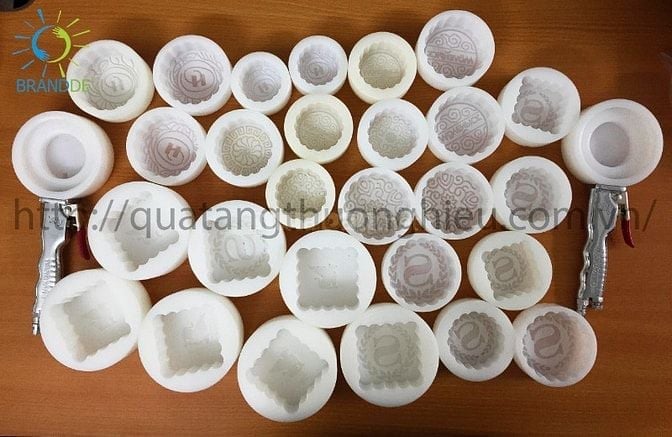 Khuôn bánh nhựa tạo hình logo theo yêu cầu