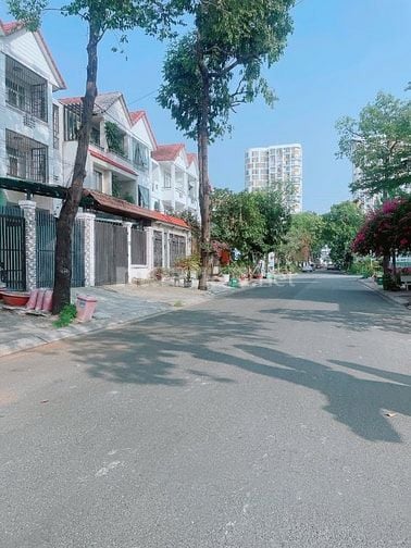 Tôi cần bán nền đất 126m2 đường 3A đối diện biệt thự ở KDC 13B Conic