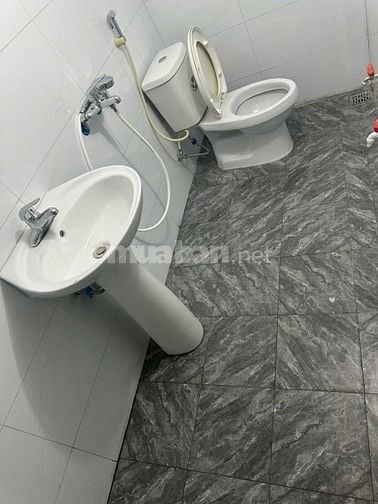 Cho thuê nhà 2 tầng mặt đường Nguyễn Xiển