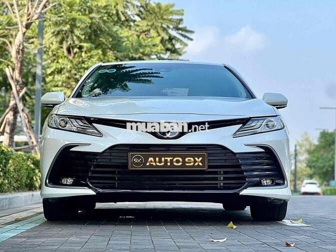 Toyota Camry 2.0Q trắng/kem 2023 siêu siêu lướt
