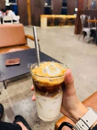 Bán cà phê & trà sữa tại quán 