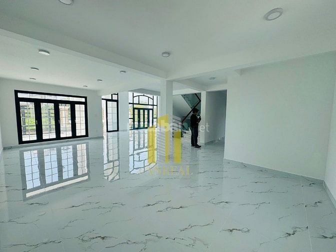 BIỆT THỰ VĂN PHÒNG SÀN TRỐNG GIÁ 90 TRIỆU - THANG MÁY