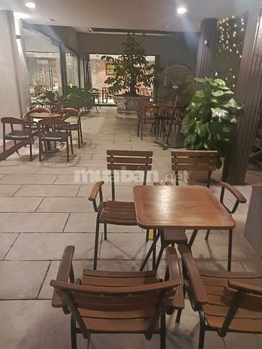 Cần bạn phụ bán nước giải khát đóng hộp