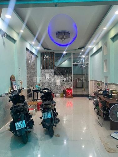 4x15m đúc  1 lầu  có 3pn  ,2wc  hẻm 3m  .cách đường  xe tải  20m