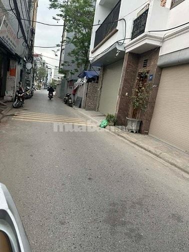 Bán nhà Ngọc Thụy - 50m2 - Ô tô vào nhà - Giá 11,5 Tỷ