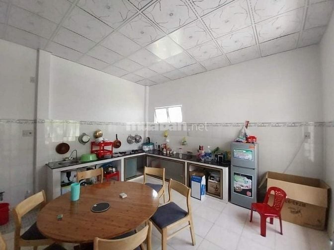 Bán căn cấp 4 sân vườn rộng rãi 