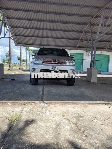 Gia đình bán xe Toyota Fortuner số sàn đời 2011