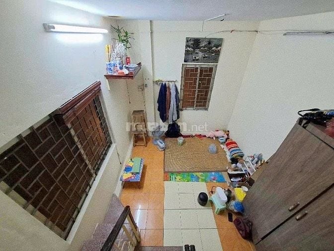 2 NGOẶT TỪ MẶT PHỐ VÀO, XE MÁY TRÁNH NHAU THỎA MÁI,TRƯỚC NHÀ NGÕ THÔNG