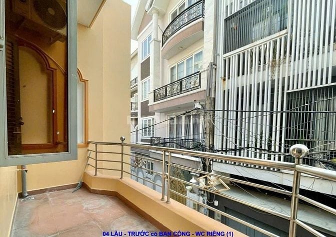 Nhà Ni Sư Huỳnh Liên. Xe hơi đậu trong nhà. 