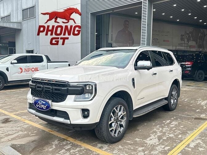 Ford Everest Titanium 4x4 màu trắng odo 2 vạn luot