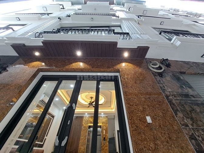 Bán gấp nhà Cầu Giấy, sân rộng,   Mặt tiền 4.5 m, giá nhỉnh 10 tỷ