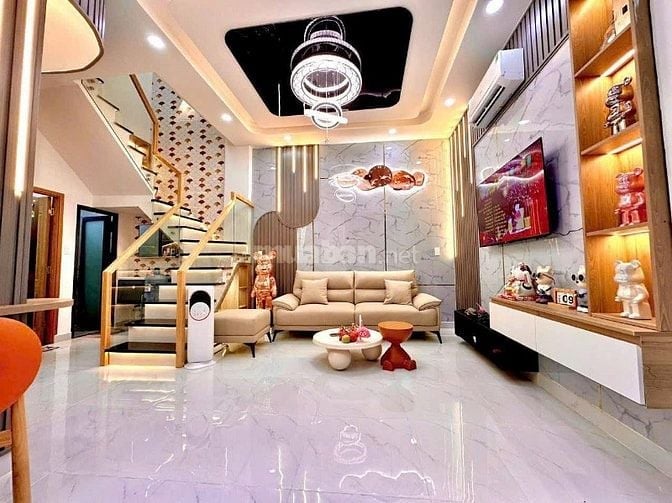 Chú Bảy về quê bán nhà Nguyễn Khoái, Quận 4. Ra Bến Vân Đồn 100m
