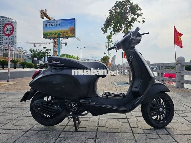 Vespa Sprint Notte đời 2020 màu đen nhám.