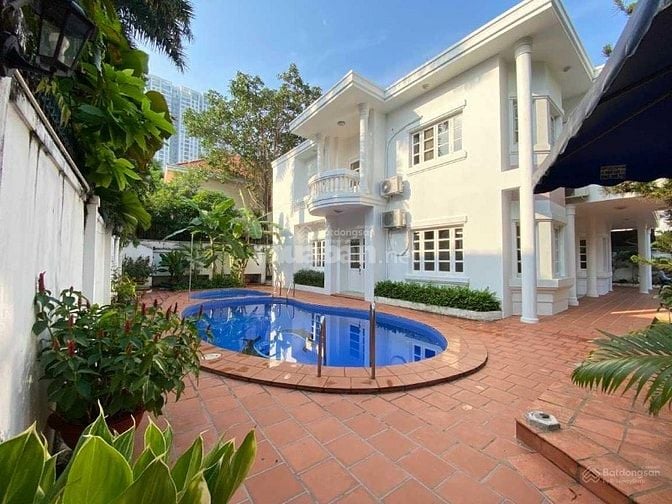 Biệt thự hồ bơi, sân vườn, rộng 700m2, phường Thảo Điền phù hợp để ở