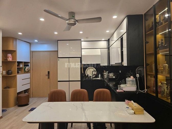 Chính chủ cần cho thuê chung cư C6 126m2,dt 126m,4pn,3 vs,cực đẹp