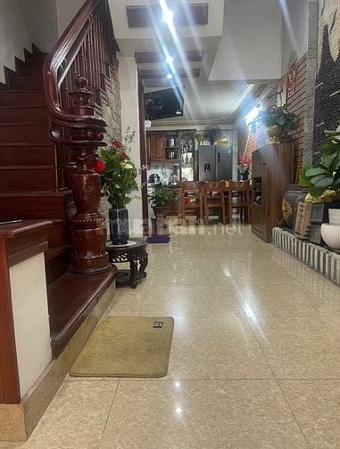 Chuyển về quê ở, chính chủ cần bán nhà mặt phố Nam Dư