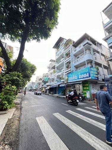 Cho thuê nhà góc 2 mặt tiền Nguyễn Tiêu La, Quận 10, 400m2 sàn.