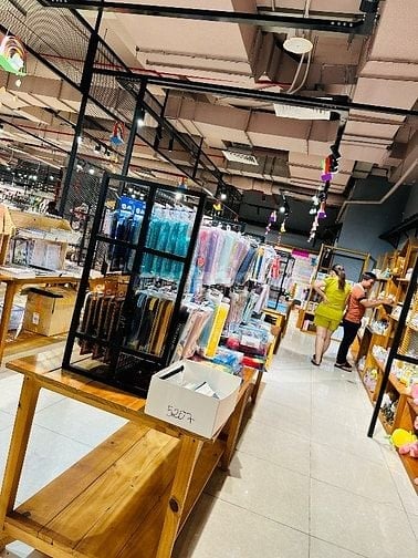 Tuyển nhân viên dọn dẹp và sắp xếp hàng lên quầy kệ nhanh nhẹn