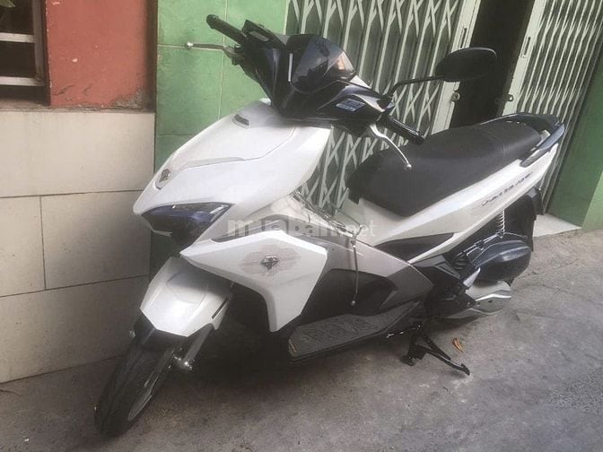 Bán xe AirBlade đời 2016 màu trắng, giá 10,5 triệu và chiếc màu đỏ đen