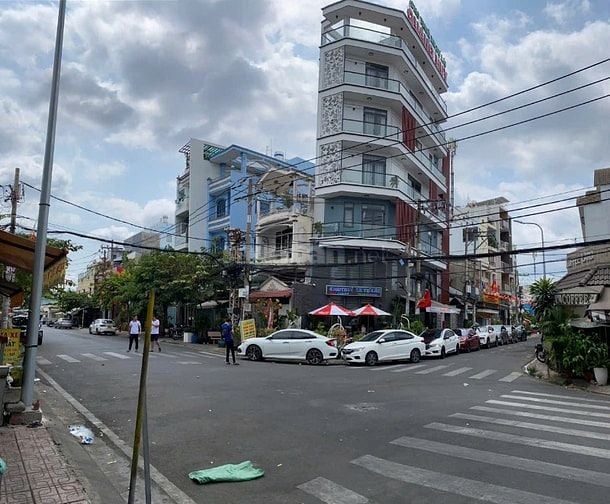 Nhà góc 2mặt tiền đường lớn cần bán