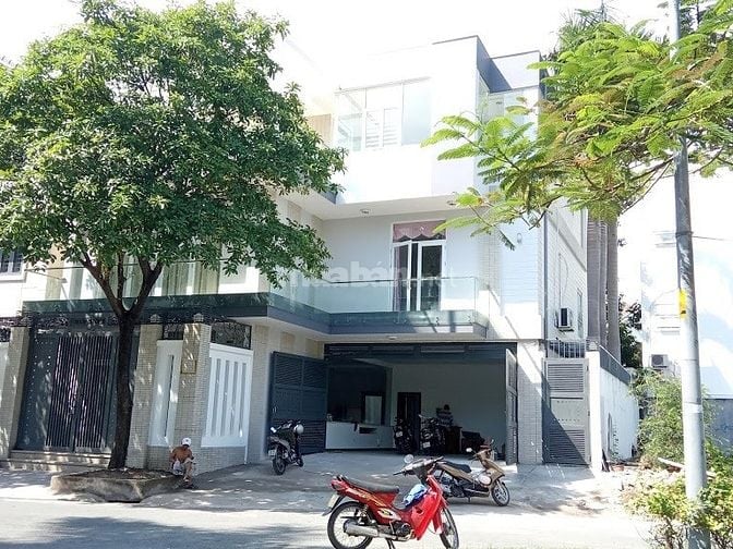 Villa rộng rãi, cực thoáng, ngay công viên hồ sinh thái khu An Phú, Q2