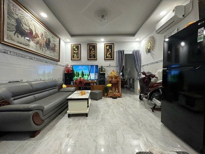 Chỉ 4,7 tỷ ngay Hoàng Quốc Việt, DT 4x10m