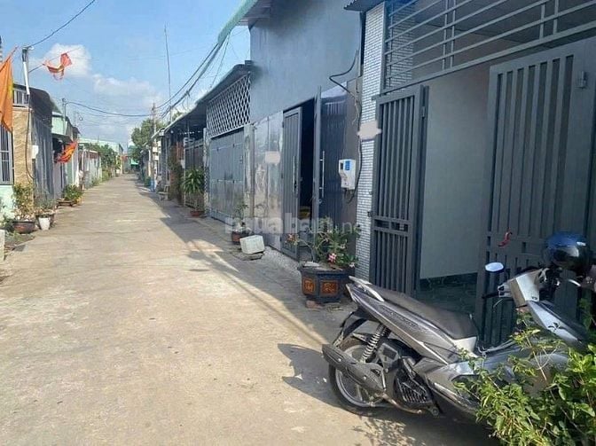 Cha mẹ già giờ bán nhà 55m2 ngay sau chợ hóc môn ở tân hiệp giá 700tr