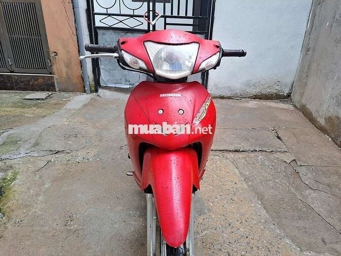 Wave a 100 màu đỏ biển Hà Nội