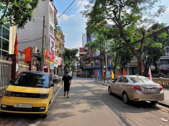 BÁN GẤP NHÀ ĐẤT: Đường Cầu giấy Quận Cầu giấy 8x8 mặt tiền 75m2 lô g