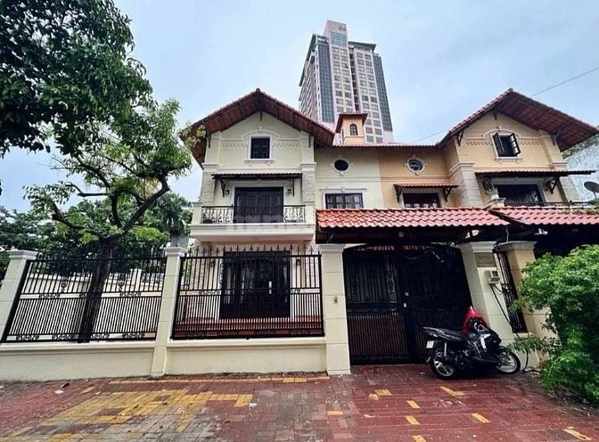 Villa rộng rãi đường Nguyễn Văn Hưởng, Thảo Điền, có sân rộng