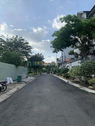 Bán đất thổ cư đường 359 đỗ xuân hop - dt =  2200m2, Q.9, giá bán 75