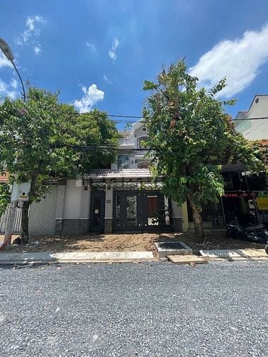 Biệt thự đường 270 cao lo dt: 8m x 20m, 2 lau mái ngói 