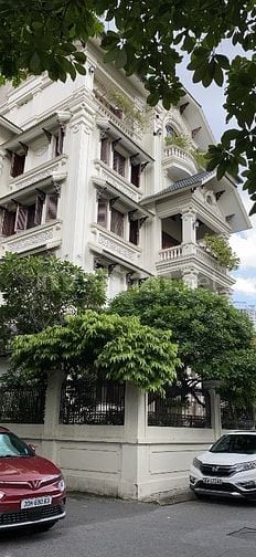 Bán biệt thự Nguyễn Thị Định 239mx4tầng bán 135 tỷ. 
