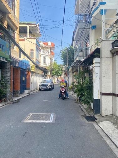 Giảm giá bán nhanh! Nhà(4x10m)P.4 Phú Nhuận-4tầng, HXH-gần phố ẩm thực