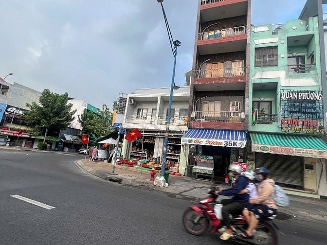 Giảm 500 triệu, bán nhà MT Trường Chinh, Cạnh sân bay. LH 0909688326