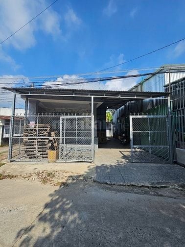 Bán căn nhà 2 MT ở Đ. Phạm Thị Thàng , Củ Chi 140m2 SHR giá 850tr