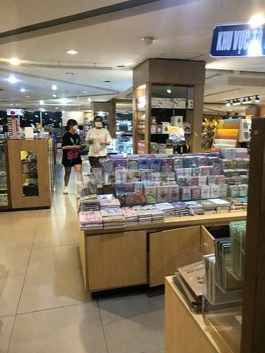 Tuyển nhân viên làm việc vệ sinh cửa hàng và dán tem 