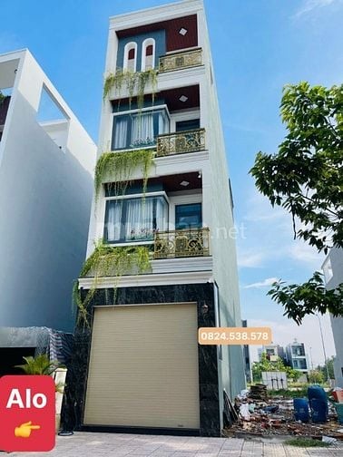 Nhà phố mới xây với thiết kế hiện đại ngay trung tâm Tp Dĩ An.