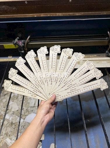Thước gỗ khắc tên theo yêu cầu