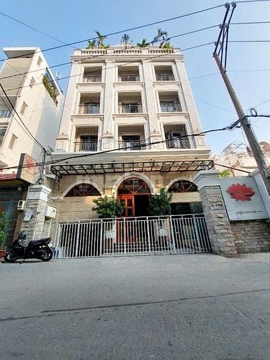 Bán gấp tòa nhà kế Vạn Hạnh Mall Quận 10, DT 10,5m x 21m, 1 hầm 7 lầu