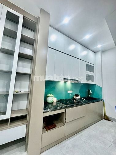 Bán gấp nhà Phố Cầu Giấy, sổ nở hậu, 5 tầng dân xây kiên cố, ô tô đỗ c