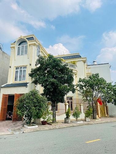 Nhà phố giá rẻ, nằm trong KDC cao cấp tại Tp Dĩ An.