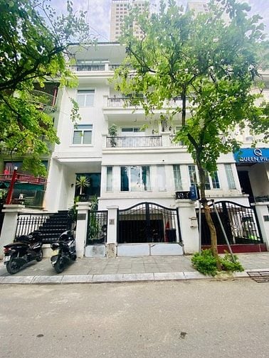 Cho thuê nhà liền kề Nguyễn Tuân: 100m2, 1 hầm, 4 tầng, có thang máy