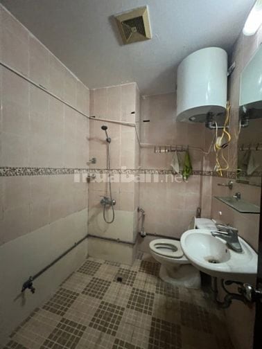Nhà 2T cũ vị trí đẹp phố Lý Nam Đế oto đỗ dt 50m mt 4,8m sát mặt phố