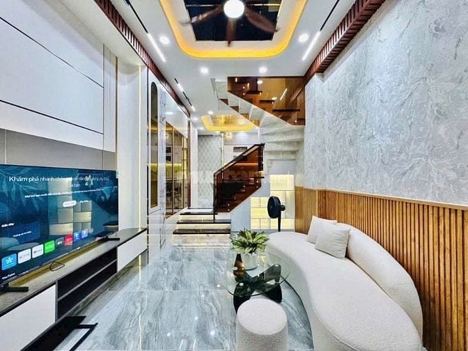 Bán gấp nhà đường Đào Duy Từ, Phú Nhuận. Cách chợ Phú Nhuận 50m
